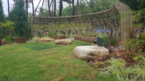 [크기변환]녹지과-성남시 ‘모두의 정원’ 대나무로 엮은 울타리  앉음돌  통나무 의자를 설치해 어린이들의 놀이공간을 꾸몄다.jpg