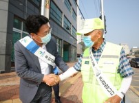 [크기변환]엄태준 이천시장이 노인일자리사업에 참여한 어르신을 격려하고 있다..jpg