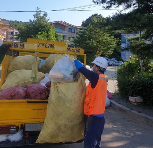 자원순환과-성남시 청소업체가 생활쓰레기 수거 중이다.jpg