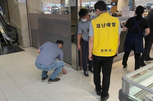 [크기변환]재난안전관-성남시 공무원들이 9월 2일 지역 대형마트에서 방화셔터 하부 점검 중이다.jpg