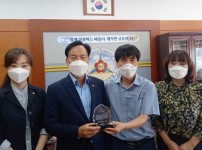 210916 박덕동 의원, 광주매곡초등학교로부터 감사패 전달 받아.jpg