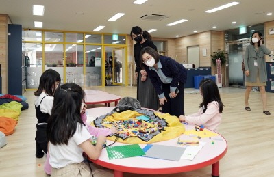 [크기변환]은 시장이 판교대장초에서 학교돌봄터에서 아이들과 인사를 나누고 있다.jpg
