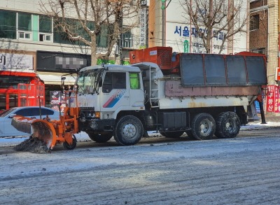 [크기변환]도로과-지난 1월 성남시 제설차량 도로 눈 치우는 중(자료사진).jpg