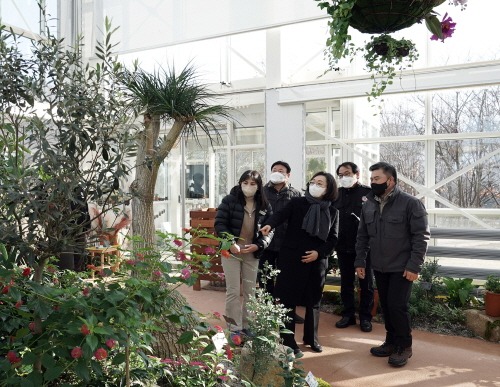 [크기변환]은수미 성남시장이 성남시식물원 내 ‘사계절 초록 온실’을 둘러보고 있다 (1).jpg