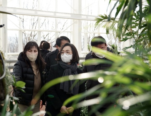 [크기변환]은수미 성남시장이 성남시식물원 내 ‘사계절 초록 온실’을 둘러보고 있다 (2).jpg