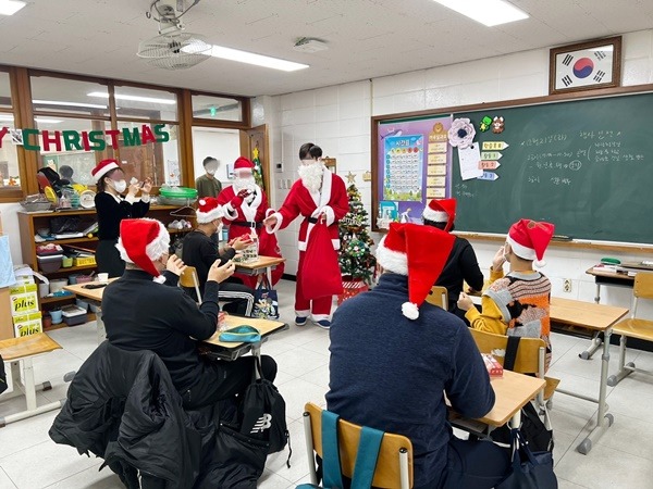 보도자료(광주 인덕학교, ‘행복한 크리스마스’ 행사)_사진.jpg