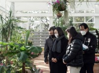 [크기변환]은수미 성남시장이 성남시식물원 내 ‘사계절 초록 온실’을 둘러보고 있다 (4).jpg width: 100%; height : 150px