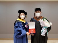 [크기변환]성남시 ‘제8기 상인대학원’ 22명 졸업-은수미 성남시장과 졸업생 대표.jpg