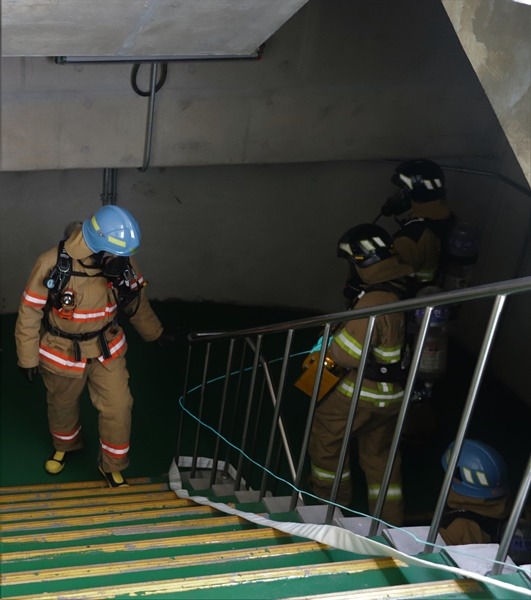 지하층 화재진압훈련을 실시하고있다..jpg