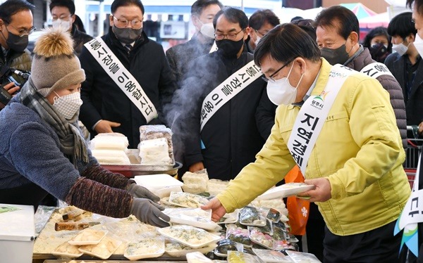 광주시, 코로나19 피해극복을 위한 설 맞이 전통시장 장보기 행사 개최 (1).jpg