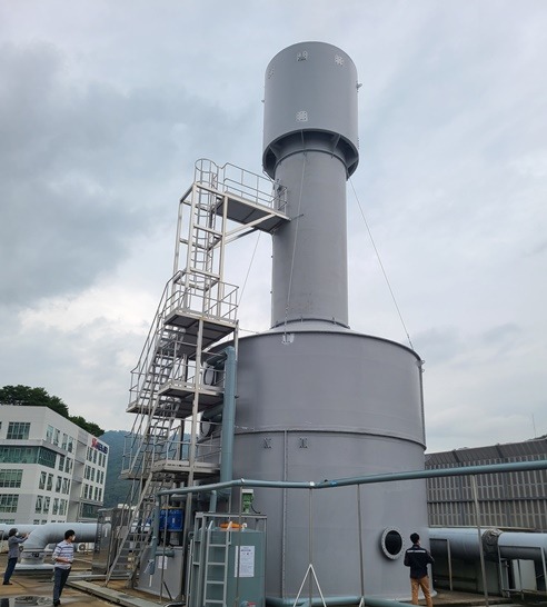 기후에너지과-성남시 상대원동 소재 아파트형 공장에 설치된 대기오염물질 흡수시설 세정탑.jpg