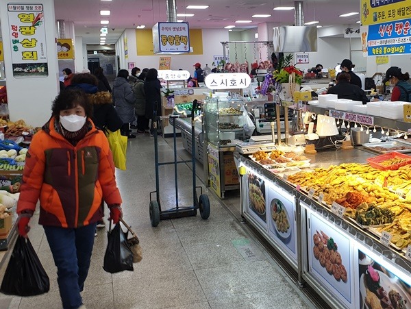 상권지원과-성남 중앙공설시장에서 장 보고 있는 시민들.jpg