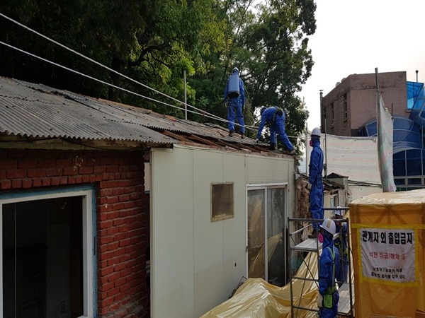 환경정책과-성남지역 노후 주택 슬레이트 지붕 철거 작업 중(자료사진).jpg