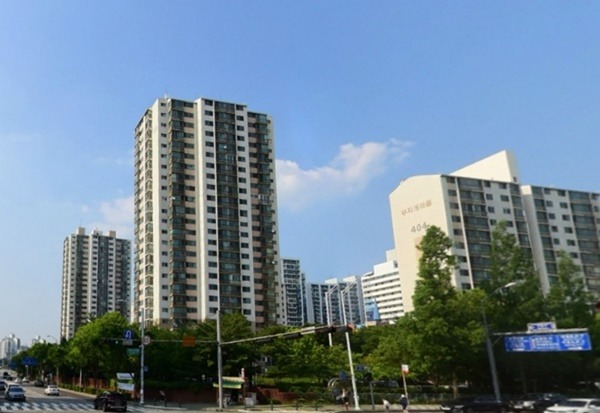 주택과-현재 성남시의 행·재정적 리모델링 공공지원을 받는 분당구 구미동 무지개마을 4단지 전경.jpg
