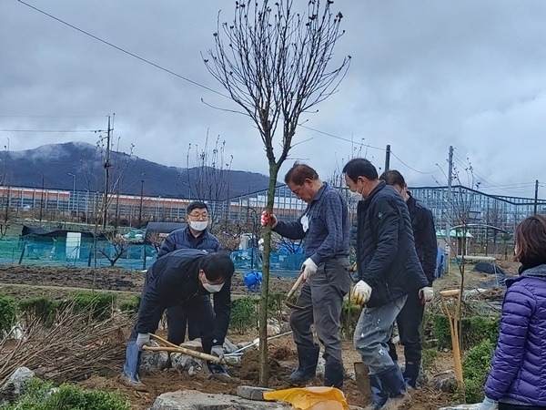 농업기술센터-성남시민농원에 무궁화 나무 심고 있는 4-H지도자회 회원들.jpg