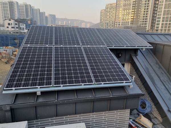 기후에너지과-지난해 태양광(전기) 발전 설비 설치한 성남 대장동 소재 주택.jpg