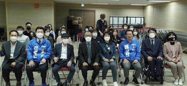 0517_[사진2] 장애인연합회 간담회 참석자들과 기념사진을 촬영중인 배국환 성남시장 후보.JPG