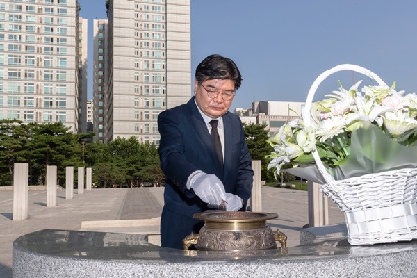 김용진 경제부지사가 현충탑 참배를 하고있다.jpg
