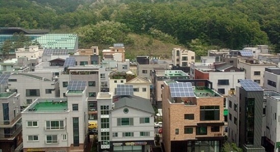 [크기변환]기후에너지과-태양광 발전설비 설치한 성남지역 주택가.jpg