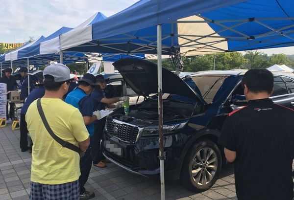 교통기획과-지난 2019년 성남시청 야외 주차장에서 열린 시민 차량 무상 점검 행사 때2.jpg