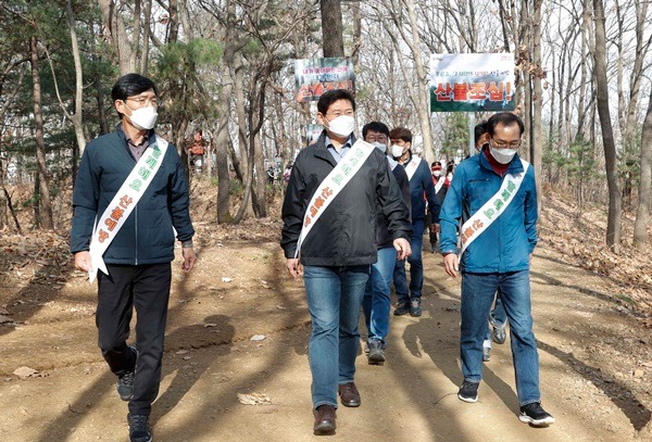 1-3. 이상일 용인특례시장이 19일 동백호수공원 등서 산불예방 캠페인에 참여했다 (2).jpg