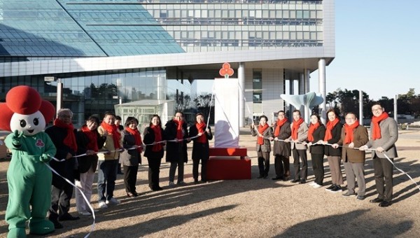 성남시는 어려운 이웃 돕기 위한 성금 모금 캠페인의 하나로 12월 5일 시청 광장에서 ‘사랑의 온도탑 제막식’을 했다.jpg