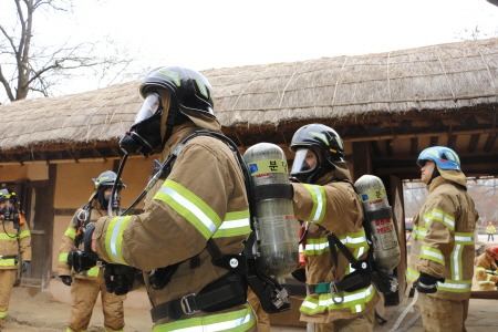 [크기변환]화재 대응 훈련중인 소방대원들 (1).JPG