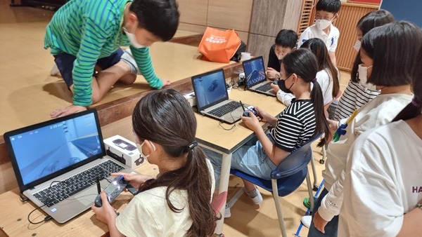 스마트도시과-성남 상탑초교생들이 지난해 10월 인공지능 드론 실험(코딩) 교육을 받고 있다.jpg