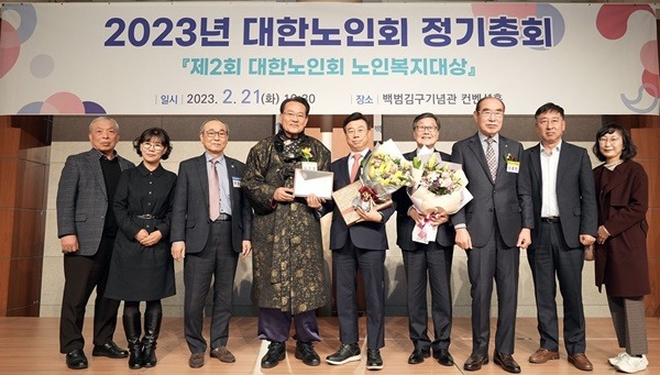 신상진 성남시장(왼쪽서 다섯번째)이 21일 서울 용산구 백범기념관 컨벤션홀에서 열린 ‘제2회 노인복지대상’ 시상식에서 상을 받은 뒤 기념사진을 찍고 있다.jpg