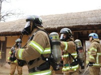 [크기변환]화재 대응 훈련중인 소방대원들 (1).JPG width: 100%; height : 150px
