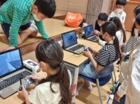 스마트도시과-성남 상탑초교생들이 지난해 10월 인공지능 드론 실험(코딩) 교육을 받고 있다.jpg