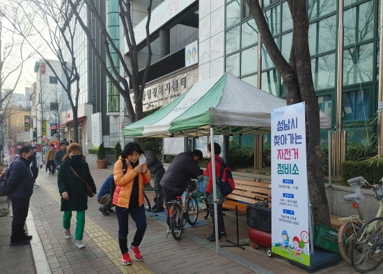 [크기변환]도로과-성남시 양지동 행정복지센터 앞 이동식 자전거 정비소.jpg