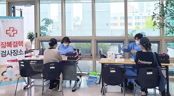 6. 기흥구보건소에서 잠복결핵감염 검사를 하고 있는 모습.jpg