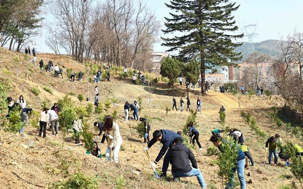 12-3. 용인특례시 제78회 식목일 기념 나무심기 행사에 많은 시민들이 참여해 나무 2천그루를 심었다.jpg