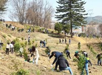 12-3. 용인특례시 제78회 식목일 기념 나무심기 행사에 많은 시민들이 참여해 나무 2천그루를 심었다.jpg