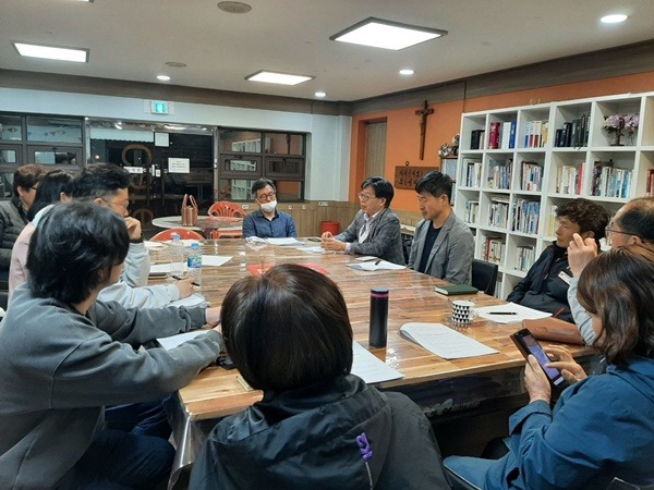 성남동성당 기쁨샘카페에서 긴급회의를 개최하는 성남시의료원 시민공대위.jpg