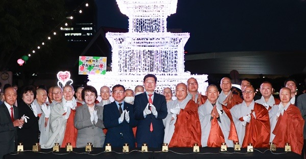 3-2. 이상일 용인특례시장이 부처님오신날 점등식에서 참가자들과 기념촬영을 하고 있다.jpg