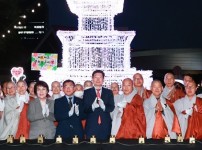 3-2. 이상일 용인특례시장이 부처님오신날 점등식에서 참가자들과 기념촬영을 하고 있다.jpg width: 100%; height : 150px