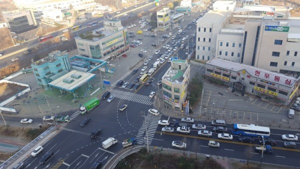 [크기변환]1-2. 지방도 315호선 보라교사거리 일원에 차량이 몰려 교통혼잡을 빚고 있다.jpg