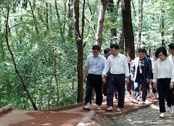 공원과-신상진 성남시장 등이 7월 19일 개장한 대원공원(중원구 하대원동) 맨발 황톳길을 걷고 있다.jpg