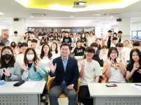 11-4. 이상일 용인특례시장이 7일 용인고등학교 학생들을 대상으로 특강을 진행하는 모습.jpg