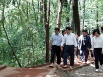 공원과-신상진 성남시장 등이 7월 19일 개장한 대원공원(중원구 하대원동) 맨발 황톳길을 걷고 있다.jpg