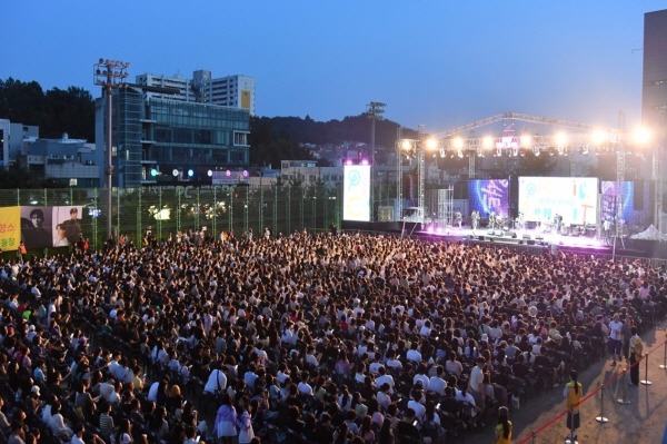 [크기변환]신상진 성남시장  도심 속 야외 음악 축제 ‘2023 피크닉콘서트’ 시민과 함께 관람(3).jpg