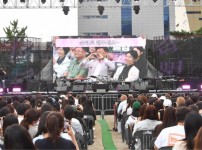 [크기변환]신상진 성남시장  도심 속 야외 음악 축제 ‘2023 피크닉콘서트’ 관람(2).jpg