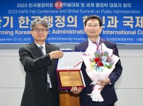 12-2. 이상일 용인특례시장이 22일 서울 한성대학교에서 열린 2023 한국행정학회 대한민국리더십대상 시상식에서 변혁적 리더십 분야 상을 받았다.jpg