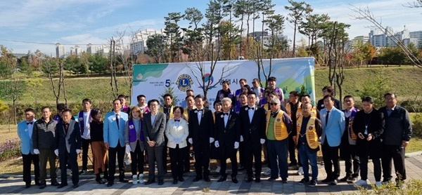 8 평택시 국제라이온스협회가 참여한 북부 참여의숲 조성.jpg