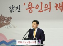 7-3. 이상일 용인특례시장이 10일 기흥ICT밸리에서 열린 신년 언론브리핑에서 용인반도체클러스터 입주협약 내용을 공개했다.jpg