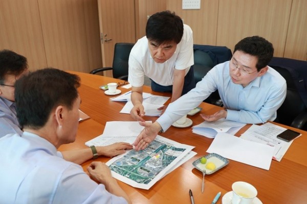 8-2. 이상일 용인특례시장이 지난해 9월 한국도로공사 본사를 방문해 시의 도로 현안을 설명하고 있다.jpg