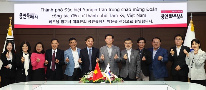 1-1. 이상일 용인특례시장(가운데)이 15일 베트남 꽝남성 땀끼시 관계자들과 기념촬영을 하고 있다.jpg