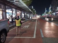 대중교통과-성남 모란역 인근에서 관외 택시 불법 영업 단속 중인 모습.jpg
